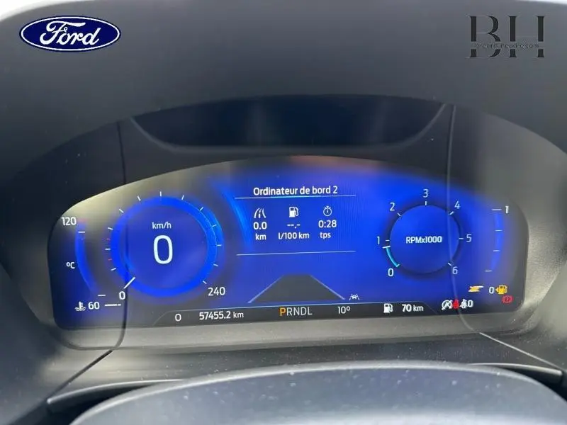 Tableau de bord numérique bleu du Ford Kuga 1.5 EcoBlue 120ch Titanium Powershift, affichage vitesse et compte-tours.
