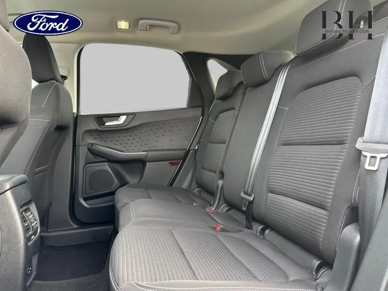 Vue latérale intérieure montrant la banquette arrière noire du Ford Kuga 1.5 EcoBlue 2021 avec ceintures et appuie-têtes.