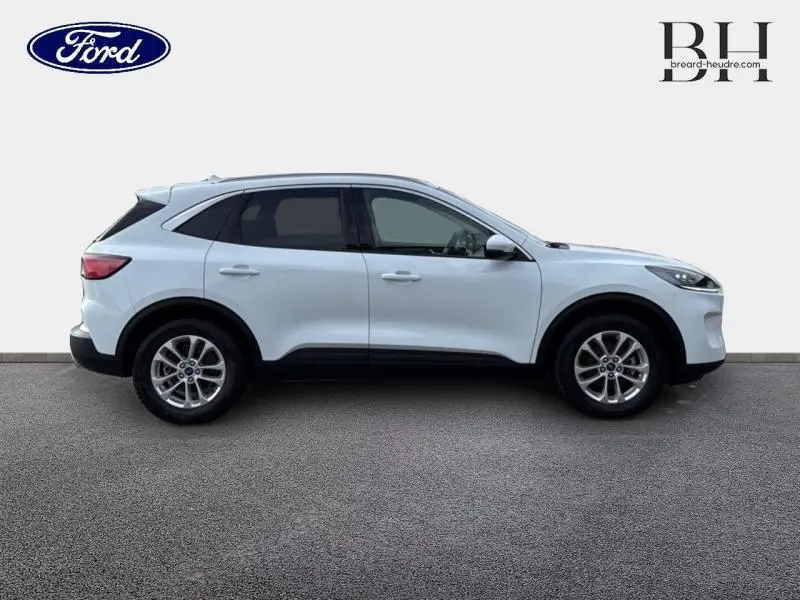Vue latérale droite d'un Ford Kuga blanc Glacier 2021 avec vitres arrière surteintées et jantes alliage.
