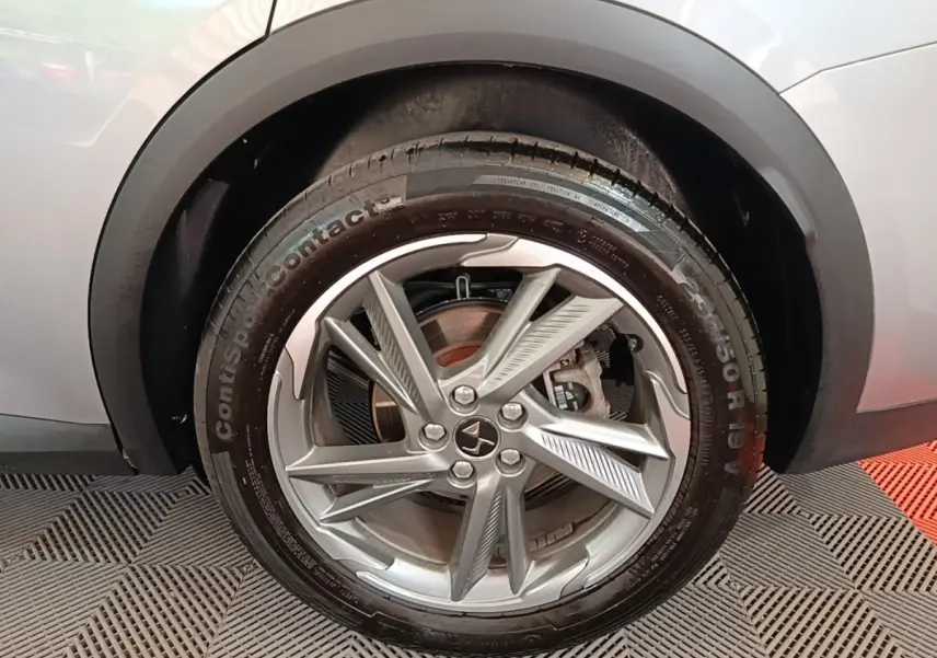Gros plan sur la roue arrière droite gris foncé du DS7 Crossback E-TENSE 225 avec jante alliage distinctive.