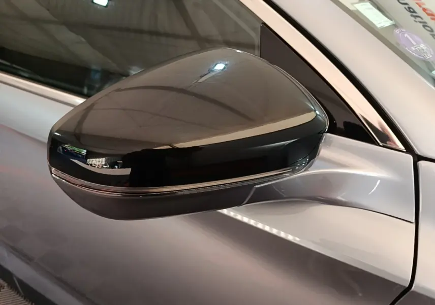 Rétroviseur extérieur droit noir brillant sur DS7 Crossback gris foncé, vue rapprochée côté conducteur.