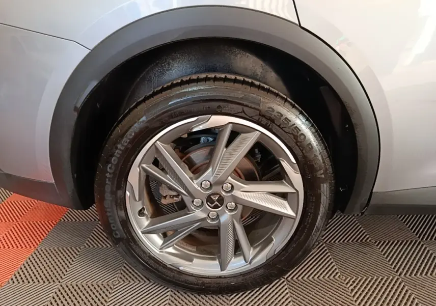 Gros plan sur la roue avant droite gris foncé du DS7 Crossback E-TENSE 225 BUSINESS avec jante alliage distinctive.