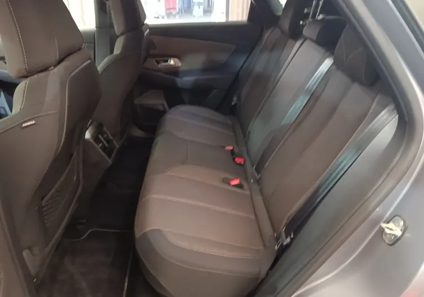 Vue intérieure côté droit sur la banquette arrière noire du DS7 Crossback E-TENSE 225 BUSINESS, sièges 3 places rabattables.