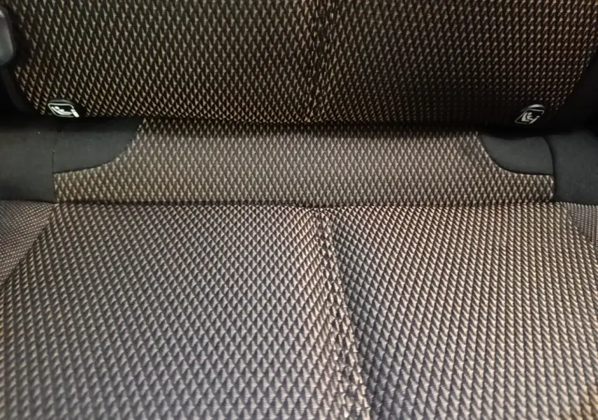Gros plan sur la banquette arrière en tissu gris foncé à motifs triangulaires du DS7 Crossback E-TENSE 225 BUSINESS.