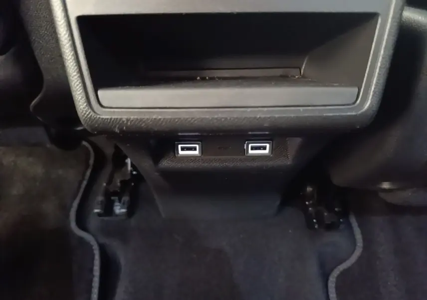 Vue rapprochée des ports USB arrière sous la console centrale du DS7 Crossback gris foncé, version E-TENSE 225 BUSINESS.