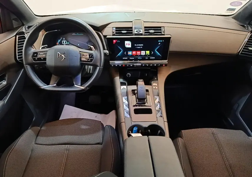 Vue intérieure avant du DS7 Crossback E-TENSE 225 Business, volant cuir multifonctions et écran tactile central 12 pouces.