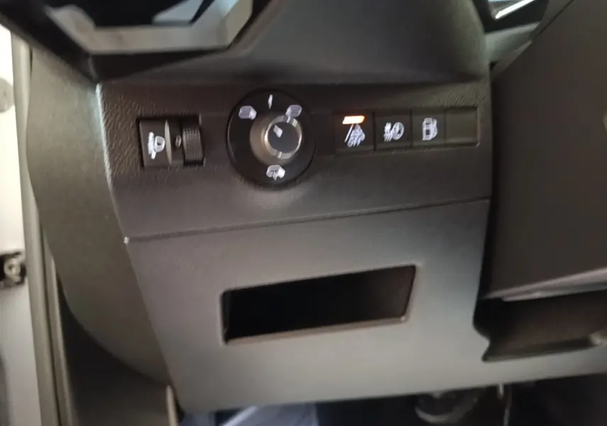Détail des commandes d’éclairage et d’aide à la conduite sur le tableau de bord côté conducteur du DS7 Crossback gris foncé.