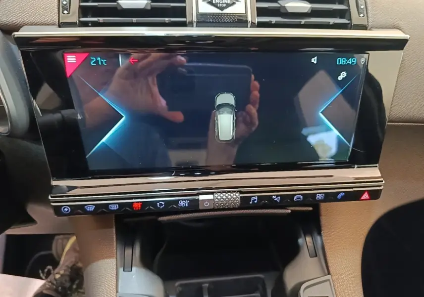 Écran tactile central de la DS7 Crossback E-TENSE 225 gris foncé, vue frontale du tableau de bord avec commandes digitales.