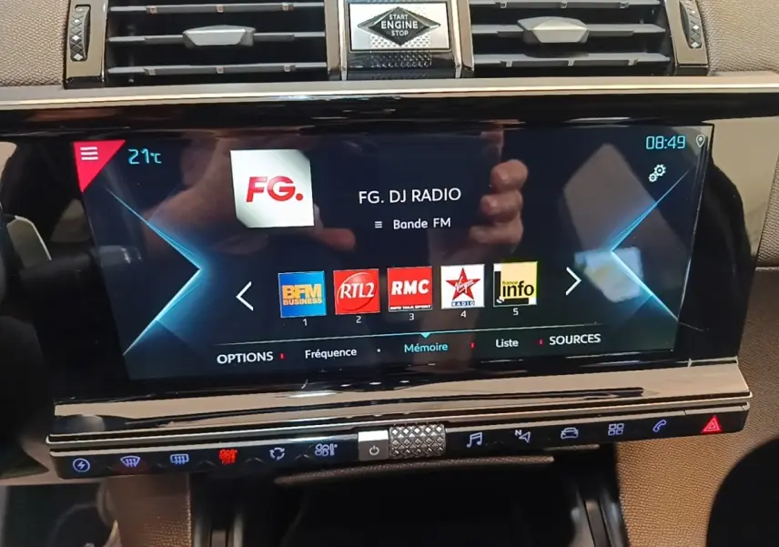 Écran tactile central du DS7 Crossback E-TENSE 225 Business affichant les stations radio, vue intérieure avant.
