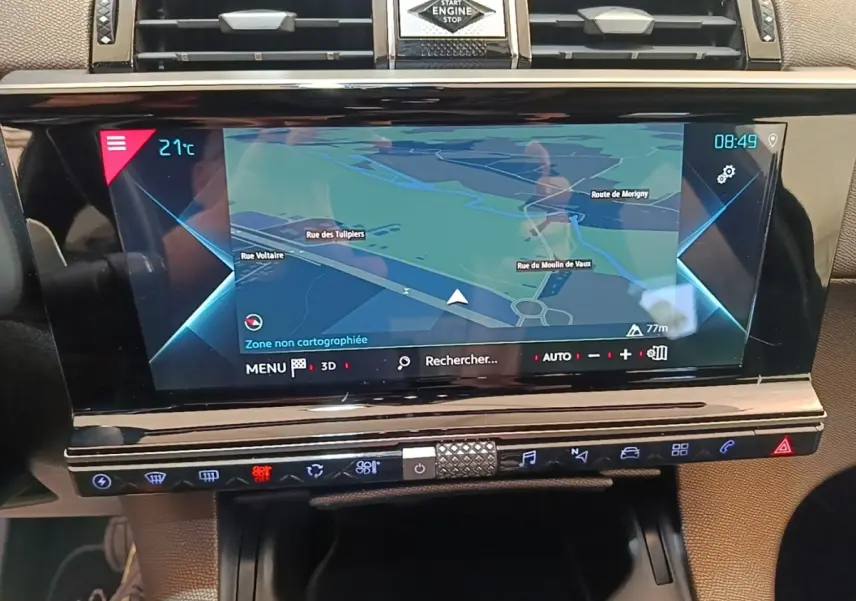 Vue rapprochée de l’écran tactile 12 pouces du système de navigation 3D du DS7 Crossback E-TENSE 225 Business.