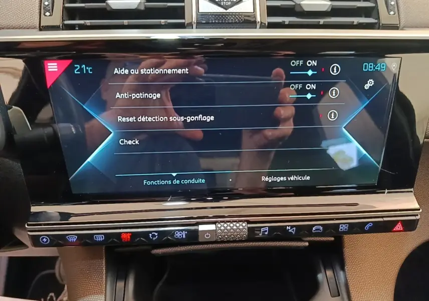 Écran tactile central du tableau de bord du DS7 Crossback E-TENSE 225 Business affichant les réglages d’aide à la conduite.