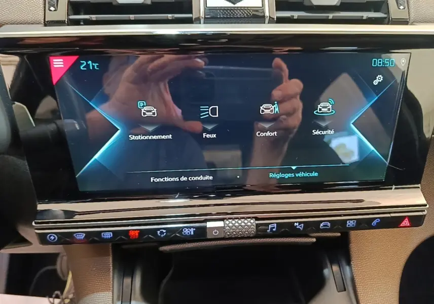 Écran tactile central du DS7 Crossback E-TENSE 225 Business, affichant les réglages véhicule, intérieur beige.