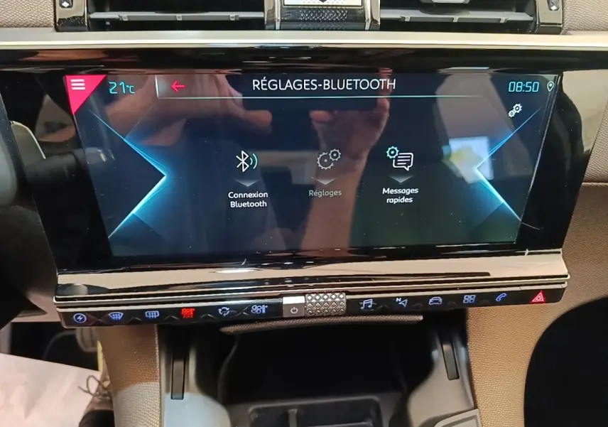 Écran tactile central du DS7 Crossback E-TENSE 225 BUSINESS affichant les réglages Bluetooth dans un intérieur beige.