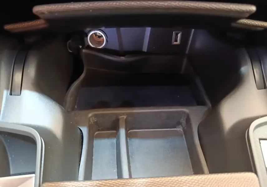 Rangement intérieur avec prise 12V et port USB du DS7 Crossback E-TENSE 225 Business, vue rapprochée du compartiment central.
