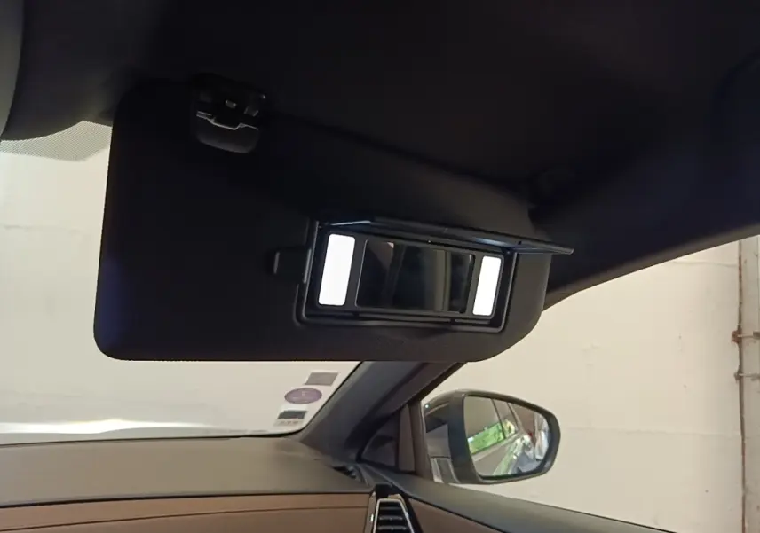 Vue intérieure côté conducteur du pare-soleil noir avec miroir éclairé du DS7 Crossback gris foncé 2021.
