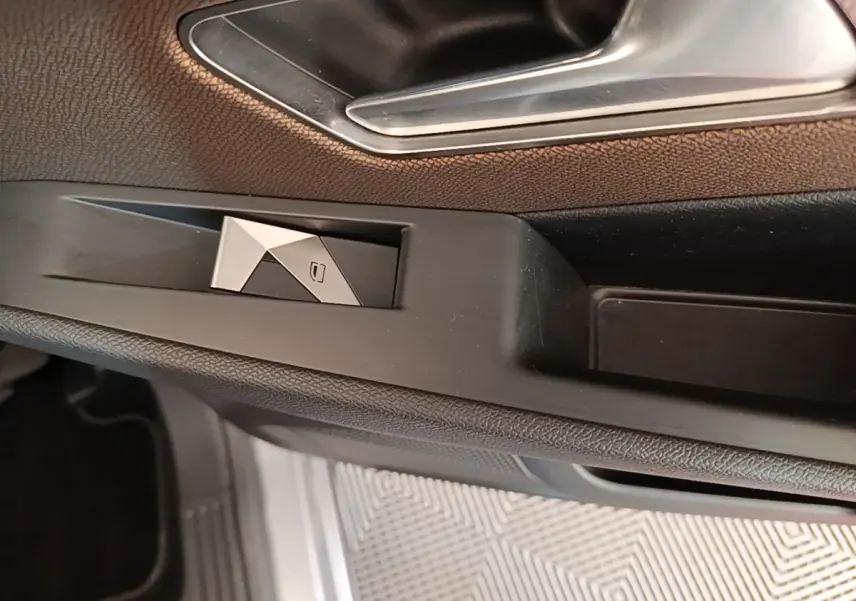 Détail de la poignée intérieure et commande de vitre côté conducteur du DS7 Crossback gris foncé, finition cuir.