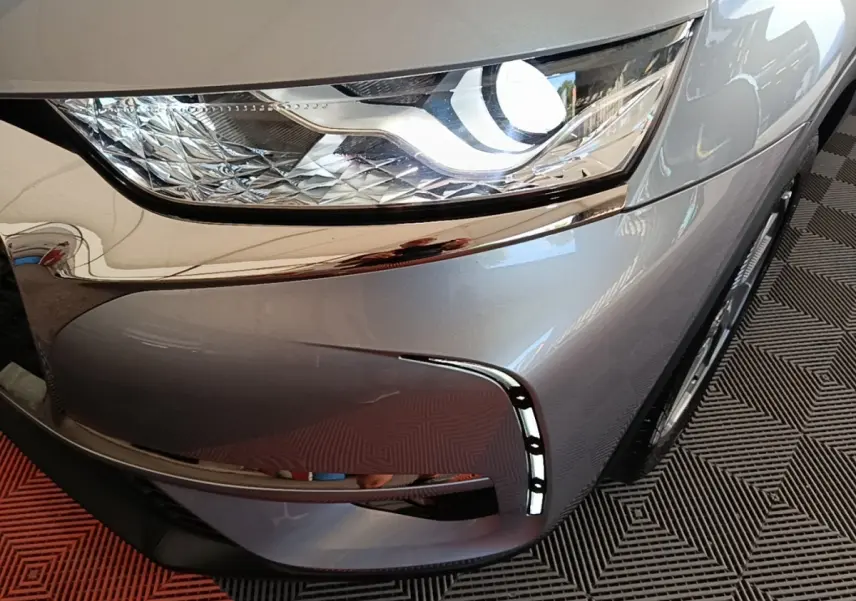 Gros plan sur le phare avant droit allumé d’un DS7 Crossback gris foncé avec éclairage LED diurne en forme de virgule.