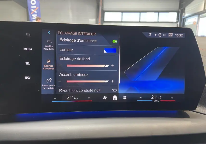 Écran tactile intérieur de BMW Série 1 120d M Sport affichant réglages d’éclairage d’ambiance en bleu.