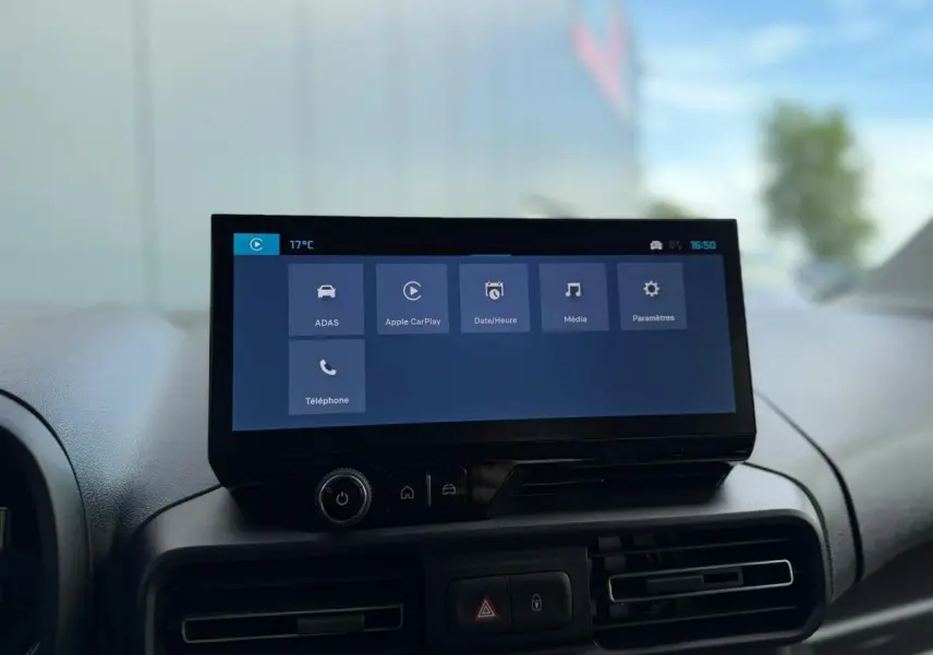 Écran tactile central du tableau de bord du Citroën Berlingo Multispace 2026, interface Apple CarPlay visible.