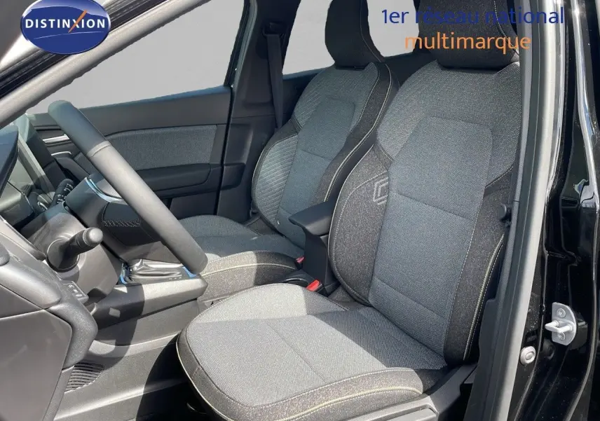 Vue intérieure côté conducteur du Renault Captur 2025 noir étoile métal, sièges tissu gris avec surpiqûres claires.