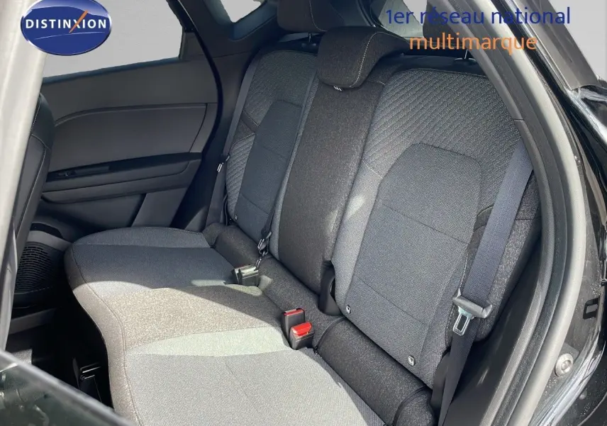 Vue intérieure côté droit des sièges arrière gris foncé du Renault Captur 2025 hybride noir étoile métal.