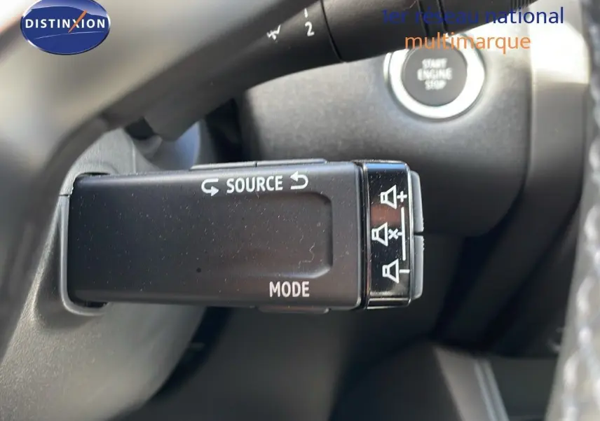 Gros plan sur la commande multimédia au volant du Renault Captur 2025, finition noire avec bouton source et mode.