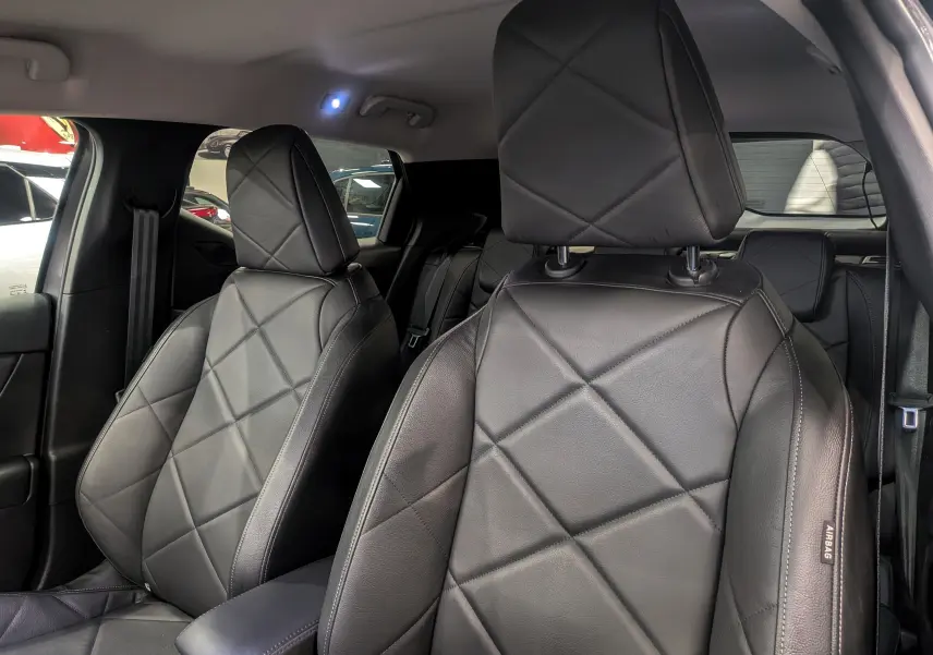 Gros plan sur les sièges avant en cuir noir matelassé du DS3 Crossback 2022, intérieur élégant et moderne.