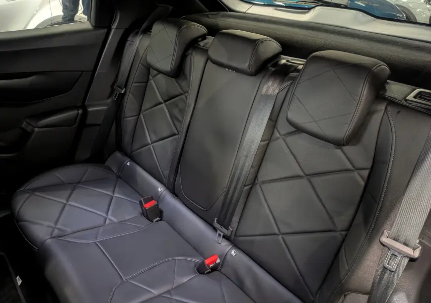 Vue rapprochée des sièges arrière en cuir noir matelassé du DS3 Crossback 2022, intérieur raffiné et moderne.