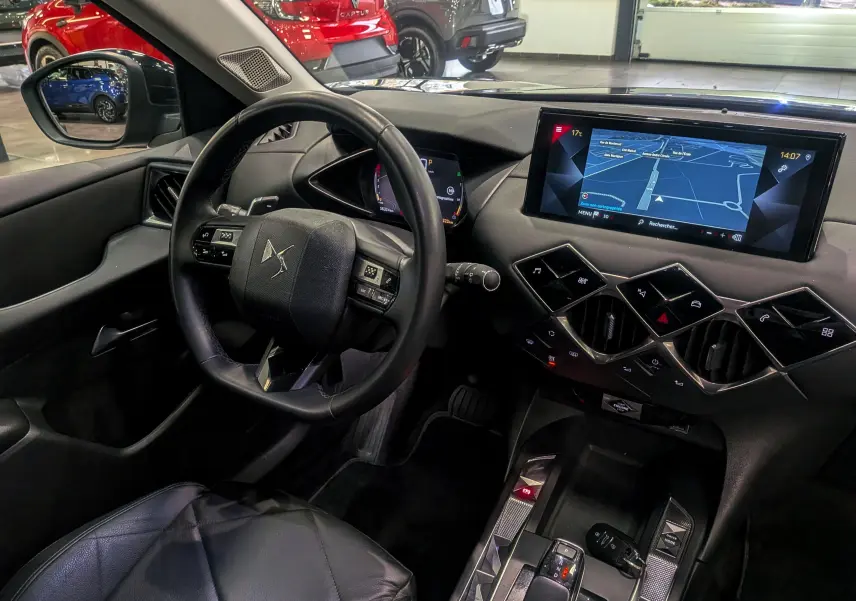 Intérieur avant du DS3 Crossback 2022, volant cuir noir et écran tactile avec navigation active.
