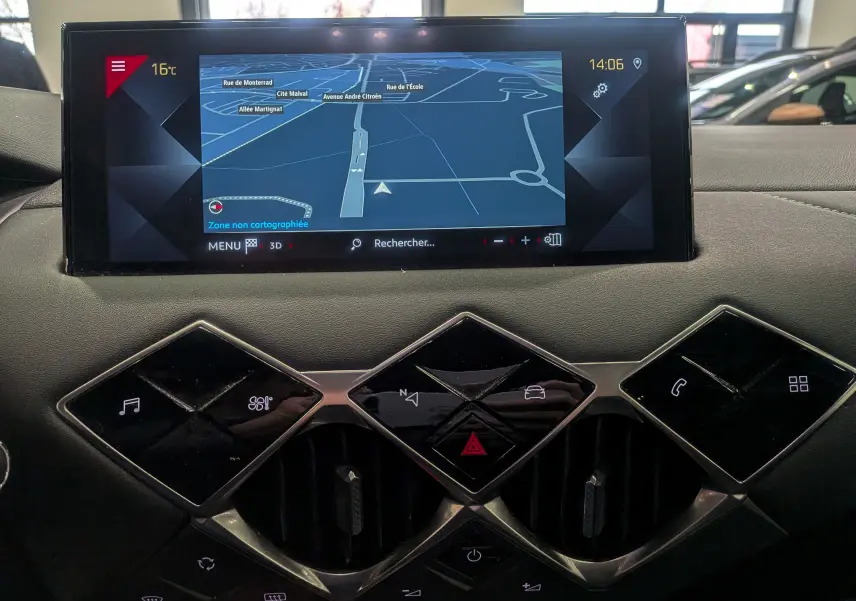Écran tactile de navigation avec carte affichée sur le tableau de bord noir du DS3 Crossback 2022.