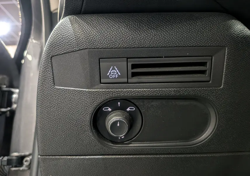 Vue rapprochée du tableau de bord noir du DS3 Crossback 2022, avec bouton de désactivation de l'alerte de franchissement de ligne.