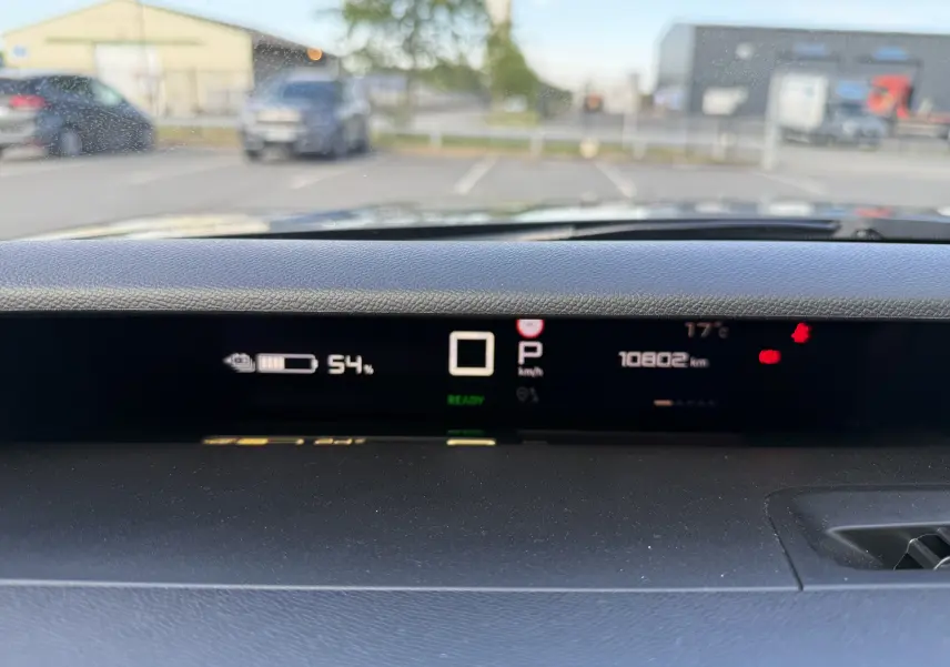 Vue intérieure du tableau de bord numérique du Citroën C3 Aircross électrique, affichant batterie à 54% et 10 802 km.