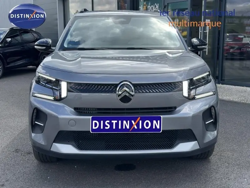 Vue avant d'une Citroën C3 1.2 Turbo 100ch gris Mercury avec phares LED et calandre noire brillante.