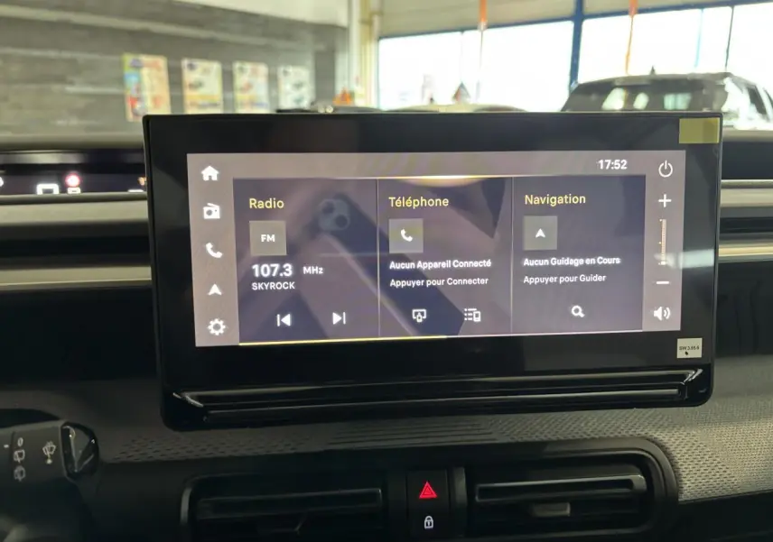 Écran tactile central de la Citroën C3 Aircross 2026, vue intérieure du tableau de bord avec interface multimédia affichée.
