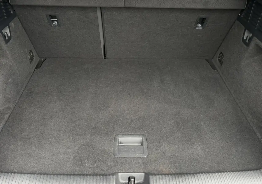 Vue intérieure du coffre spacieux et propre de l'Audi Q2 30 TFSI 110 S-Line 2024 en Blanc Glacier.