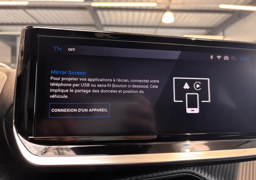 Écran tactile central du Peugeot 2008 gris 2025 affichant l'interface Mirror Screen pour connecter un smartphone.