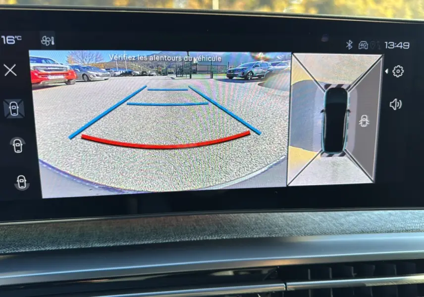 Écran intérieur montrant la caméra de recul et la vue 360° du Peugeot 3008 noir perla nera, tableau de bord moderne.