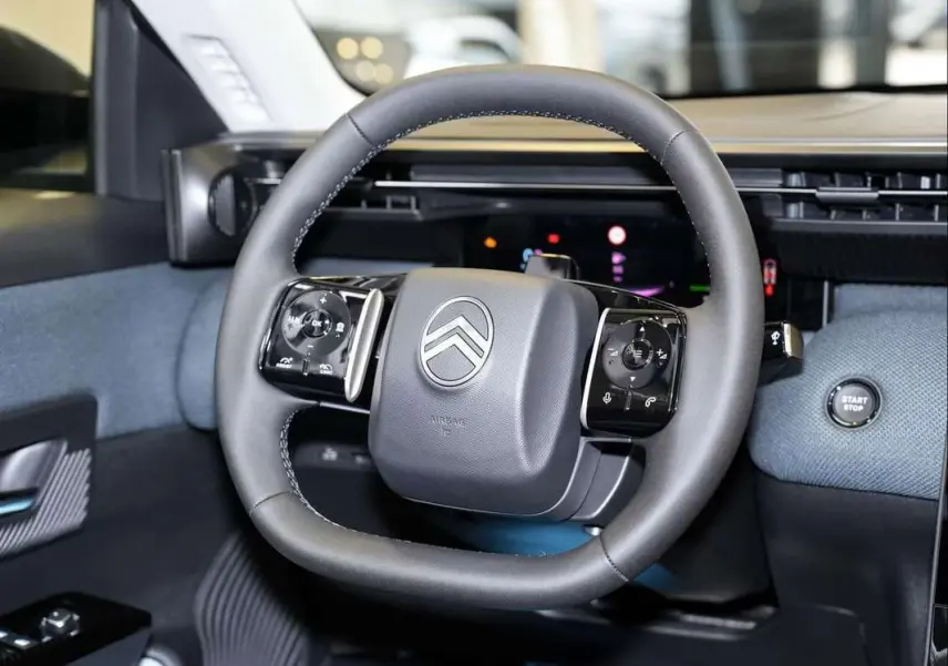 Gros plan sur le volant cuir multifonctions du Citroën C5 Aircross New Hybrid 145 Max T.O 2026, intérieur moderne et épuré.