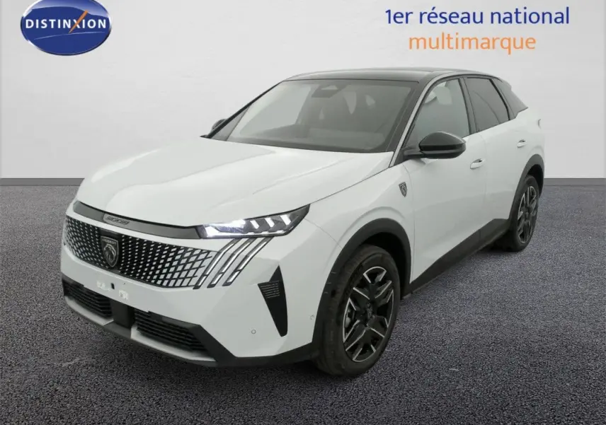 Peugeot 3008 Hybrid blanc Okenite avec toit noir, vue 3/4 avant droit, calandre et phares LED distinctifs.