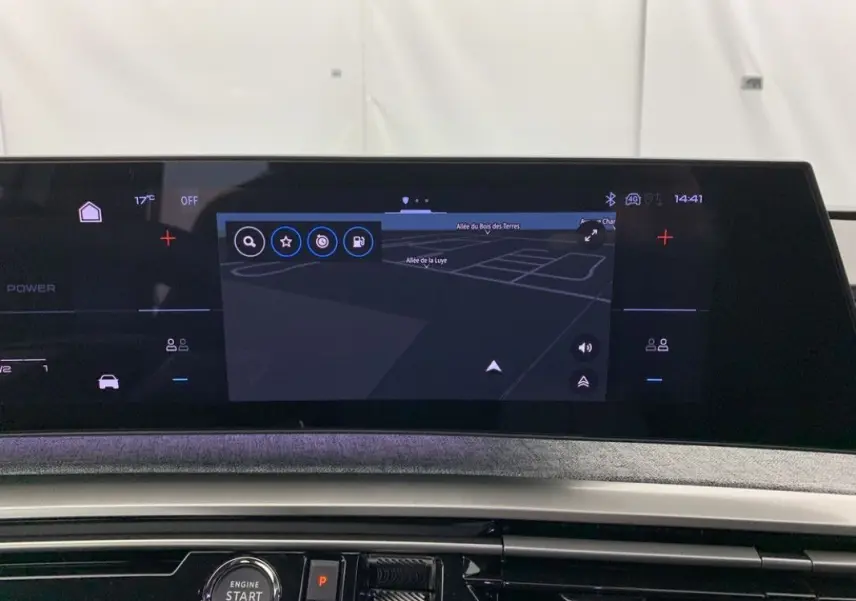 Écran tactile central du tableau de bord du Peugeot 3008 Hybrid 2026 affichant la navigation GPS en intérieur.