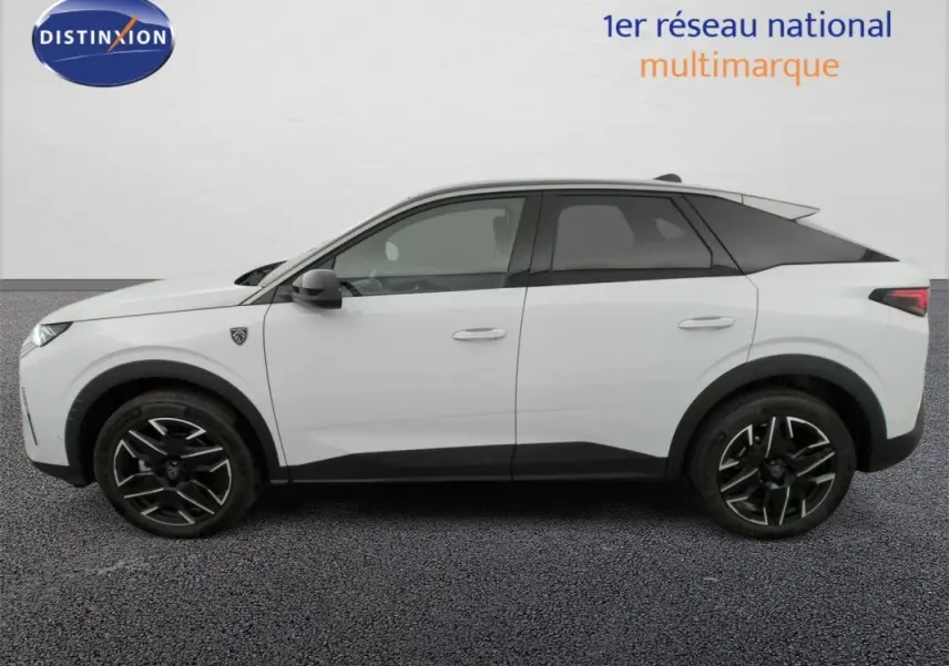 Profil côté gauche du Peugeot 3008 Hybrid blanc Okenite avec toit noir, jantes noires et détails modernes.