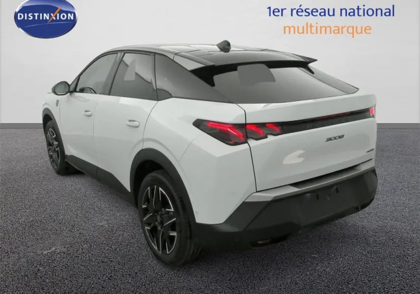Peugeot 3008 Hybrid blanc Okenite avec toit noir, vue 3/4 arrière droit, feux arrière LED distinctifs allumés.