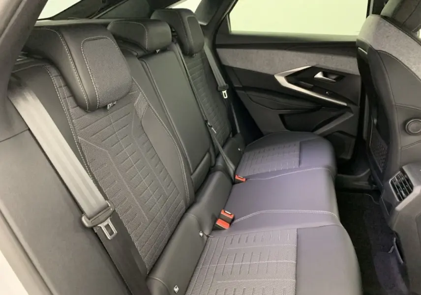 Vue intérieure côté droit des sièges arrière en tissu et cuir noir du Peugeot 3008 Hybrid 2026, avec ceinture de sécurité visible.