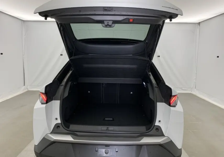 Vue arrière du Peugeot 3008 blanc Okenite avec hayon ouvert, montrant le coffre spacieux et intérieur noir.