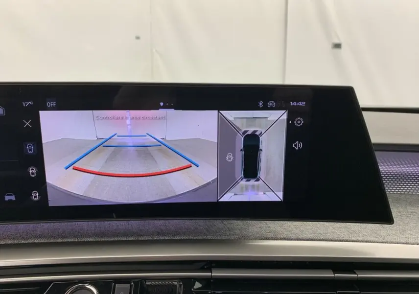 Écran central de la Peugeot 3008 Hybrid 2026 montrant la caméra de recul et la vue à 360° intérieure.
