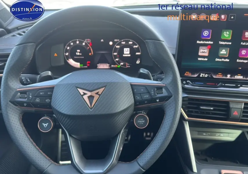 Vue intérieure centrée sur le volant sport perforé et le tableau de bord numérique du CUPRA Formentor bleu Fjord 2026.