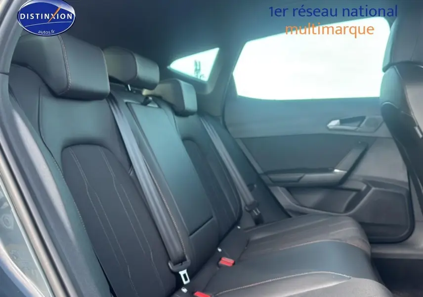 Vue intérieure côté droit montrant la banquette arrière noire avec surpiqûres contrastantes du CUPRA Formentor 2026.