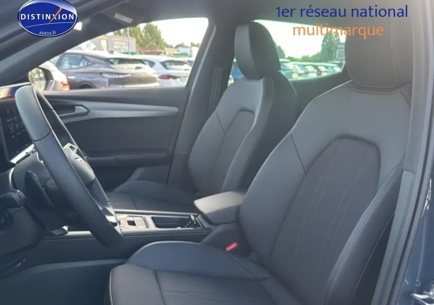 Vue intérieure côté conducteur du CUPRA Formentor 1.5 etsi hybrid 2026 avec sièges sport noirs et volant cuir multifonction.