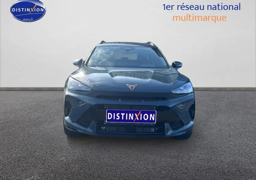 Vue frontale d'un CUPRA Formentor bleu fjord 2026 avec logo distinctif et calandre sportive.