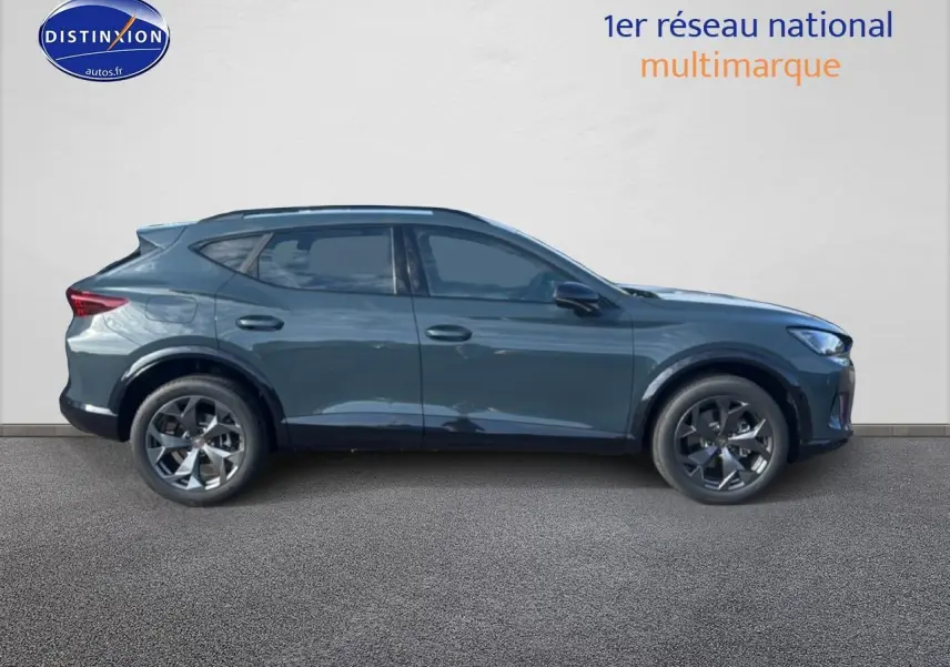 Vue de profil côté gauche d'un CUPRA Formentor 1.5 etsi hybrid 2026 en bleu fjord avec jantes 18 pouces.